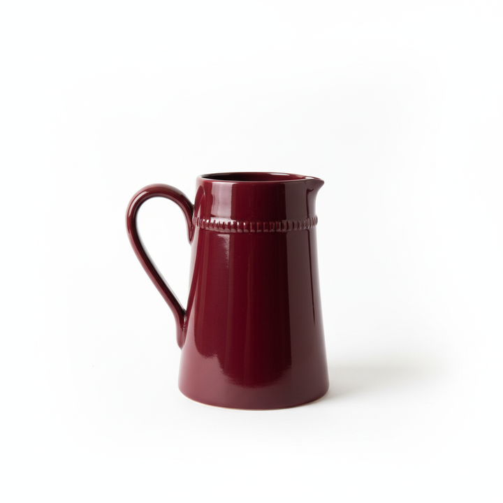 Brocca ceramica bordeaux su sfondo bianco