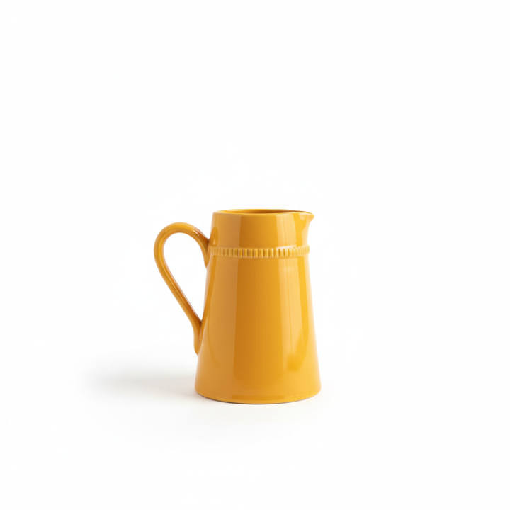 Brocca ceramica gialla su sfondo bianco