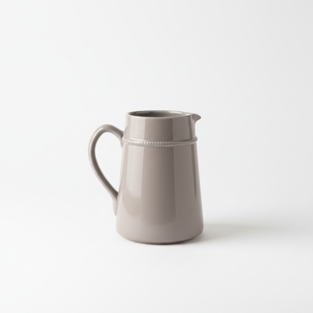 Brocca ceramica grigia su sfondo bianco