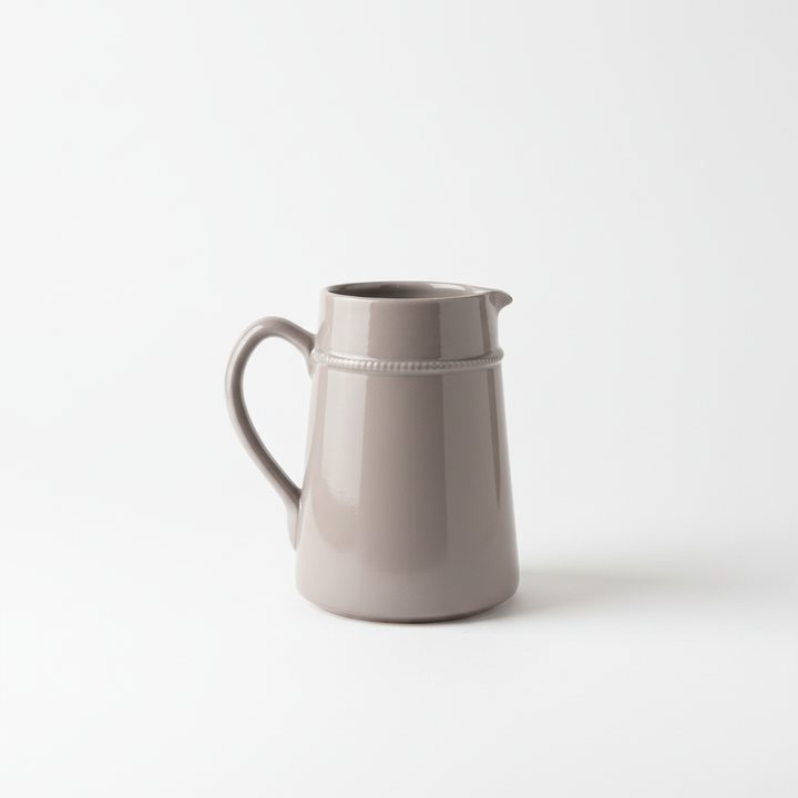 Brocca ceramica grigia su sfondo bianco