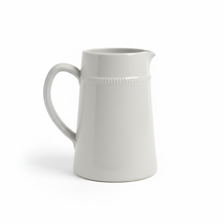 Brocca ceramica grigio chiaro su sfondo bianco