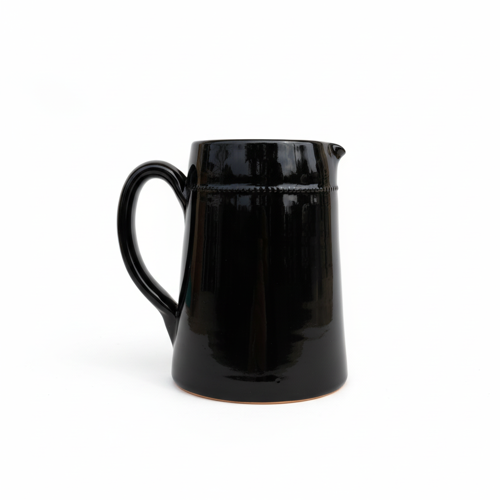 Brocca ceramica nera su sfondo bianco