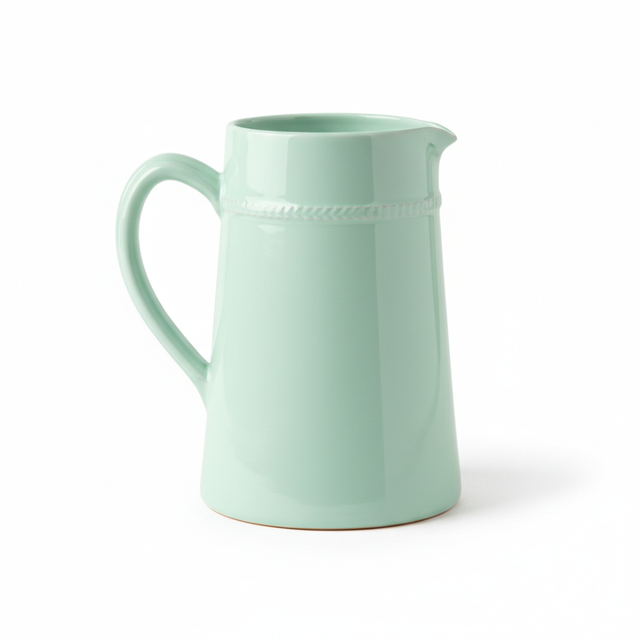 Brocca ceramica verde acqua su sfondo bianco