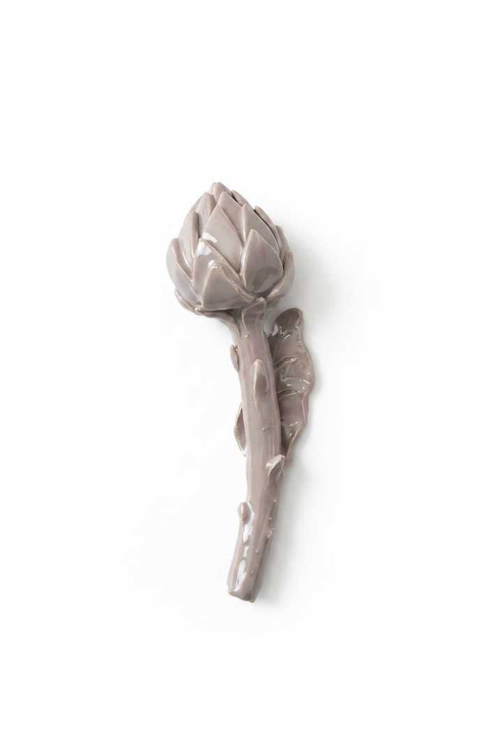 Carciofo ceramica con gambo grigio - sfondo bianco