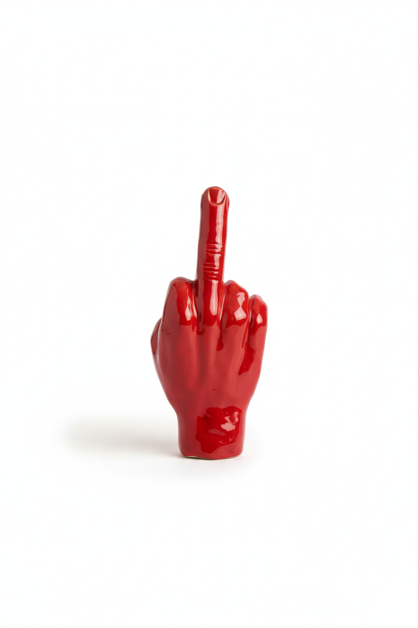 Ceramica rossa su sfondo bianco