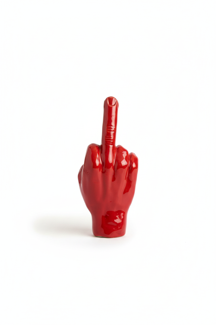 Ceramica rossa su sfondo bianco