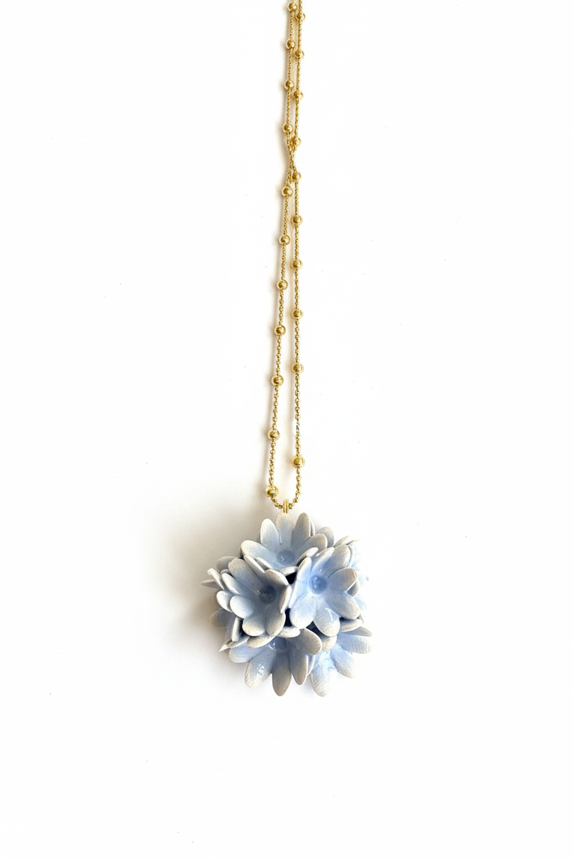 Collana bianca sfondo bianco