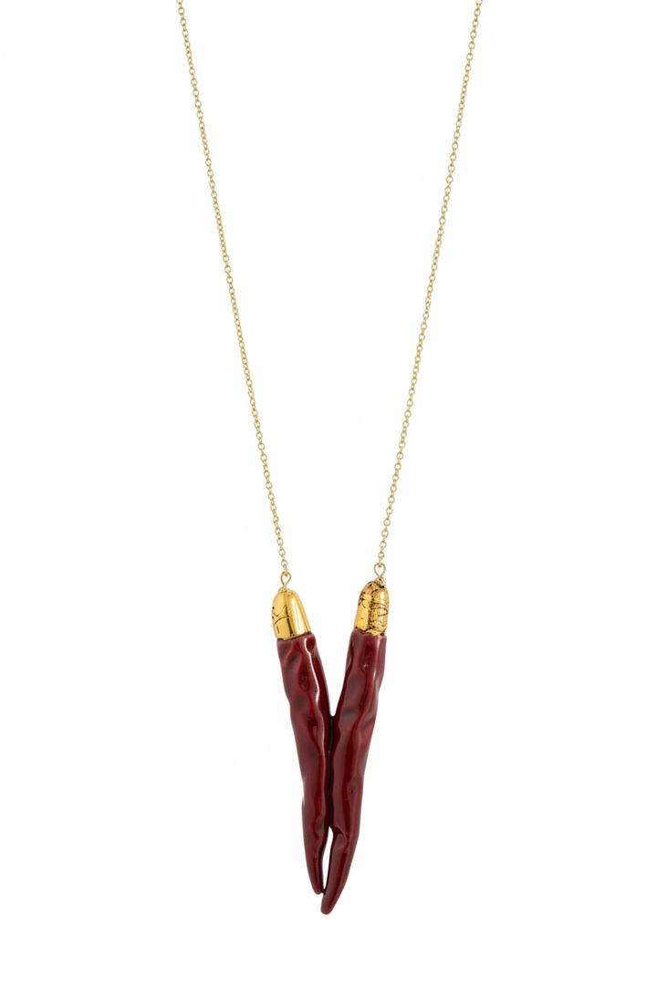 Collana doppio peperoncino bordeaux sfondo bianco