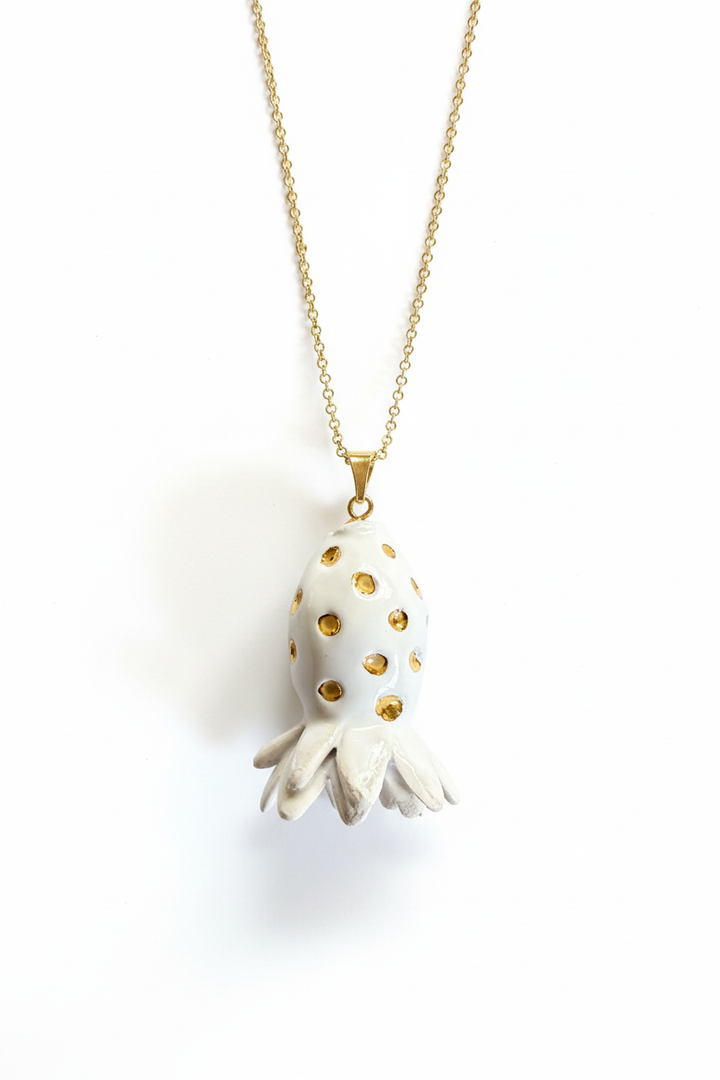 Collana fragola bianca sfondo bianco 1
