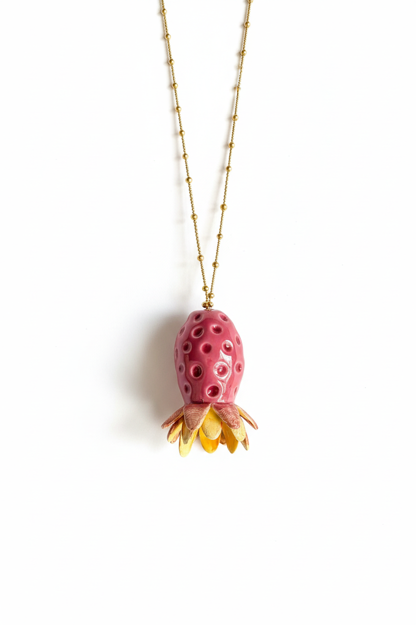 Collana fragola rosa sfondo bianco