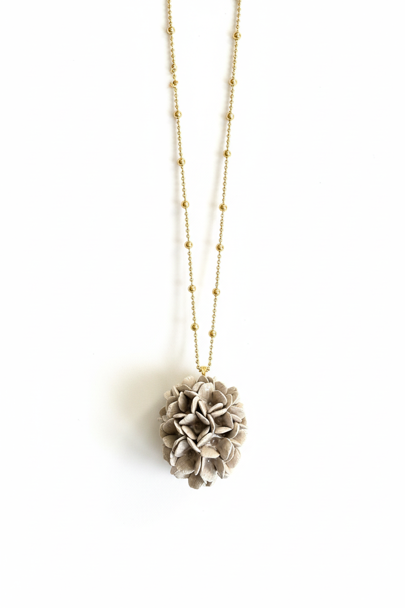 Collana grigia sfondo bianco