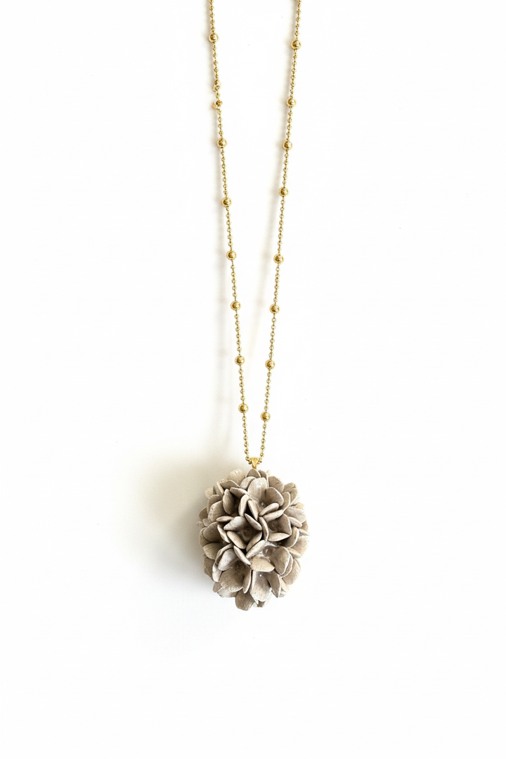 Collana grigia sfondo bianco