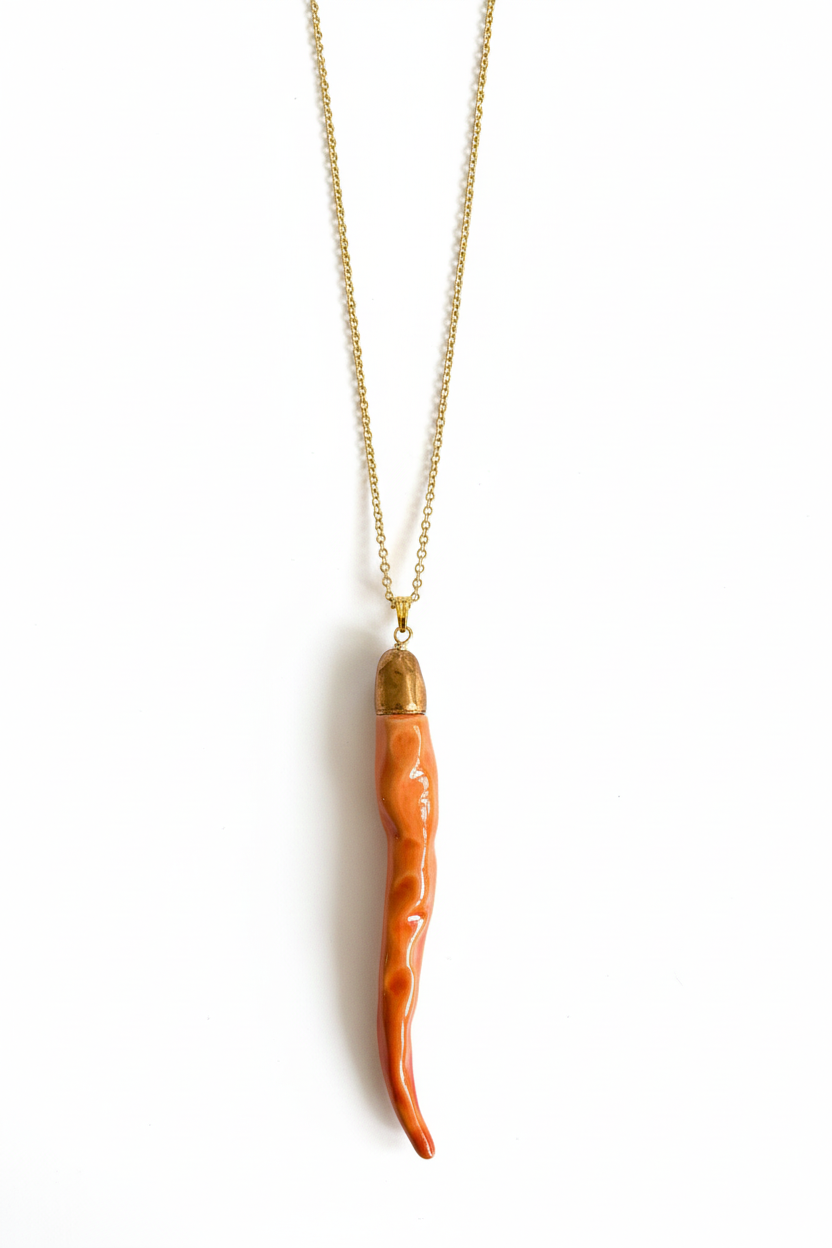 Collana peperoncino arancione sfondo bianco