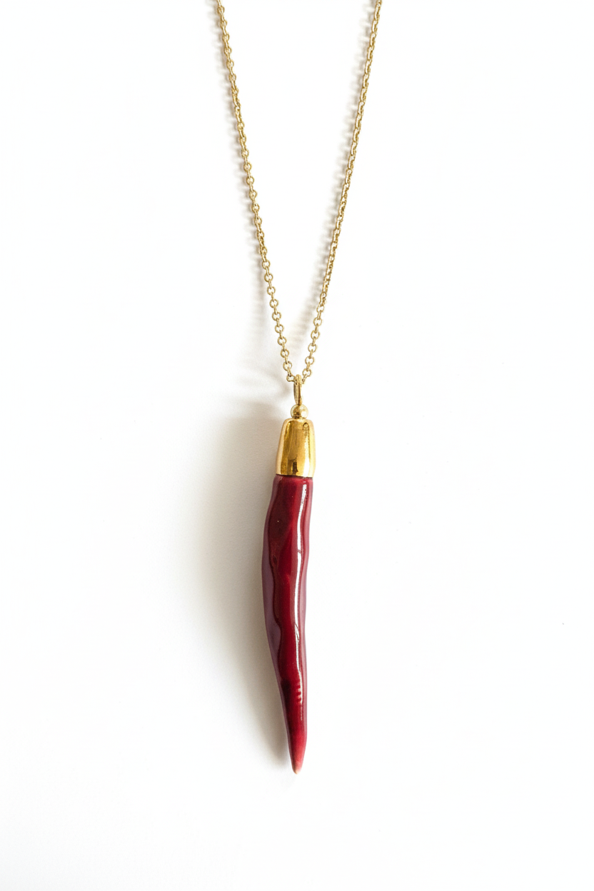 Collana peperoncino rosso sfondo bianco