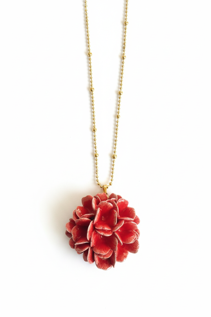Collana rossa sfondo bianco