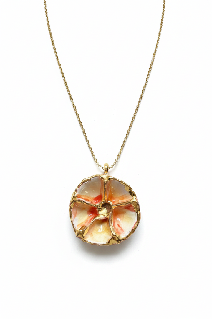 Collana sfondo bianco