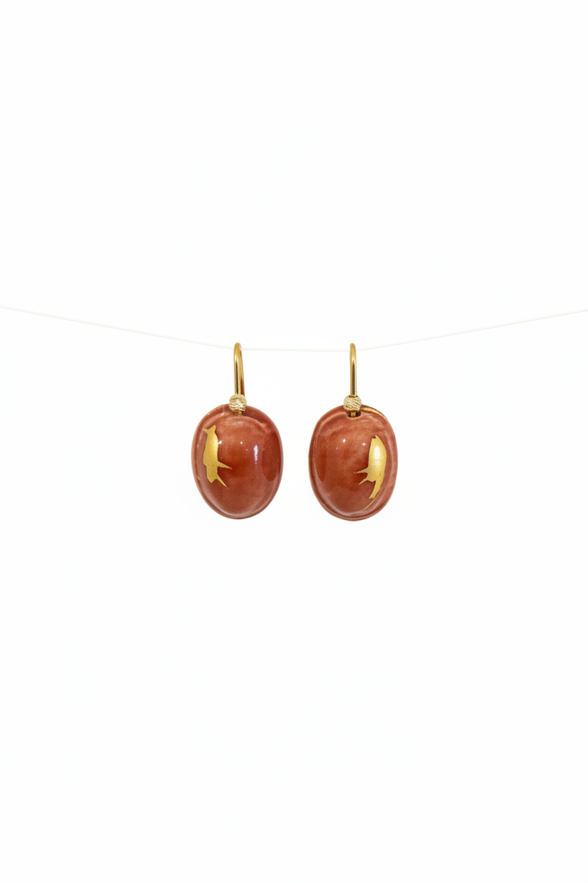 Orecchini terracotta e oro su sfondo bianco
