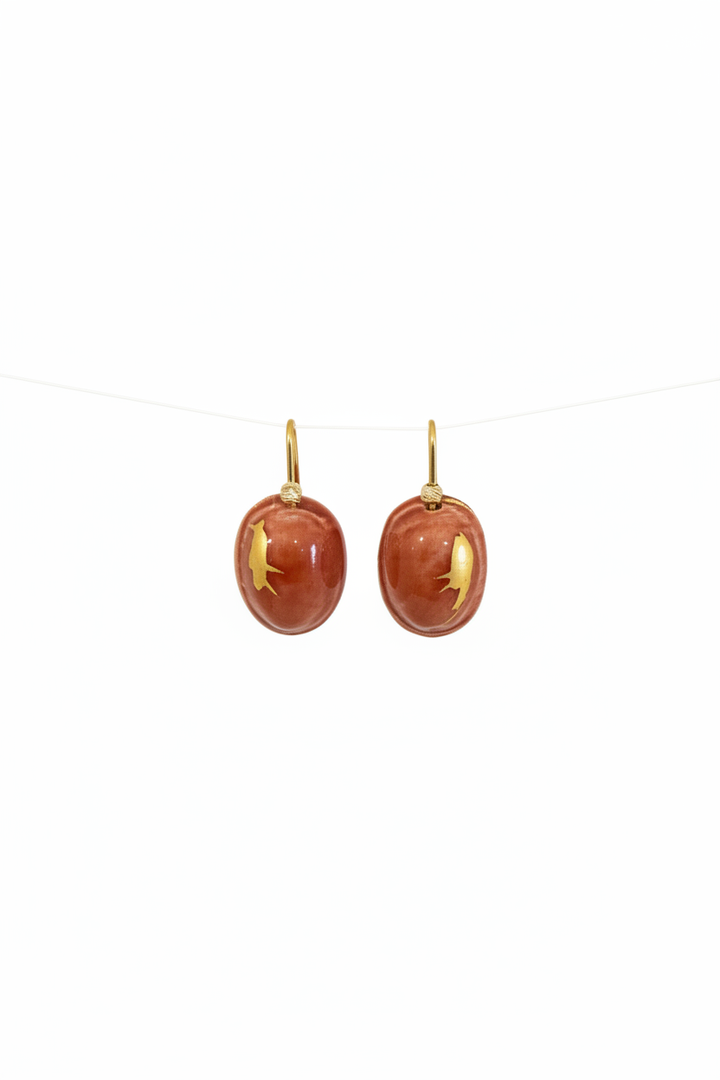 Orecchini terracotta e oro su sfondo bianco