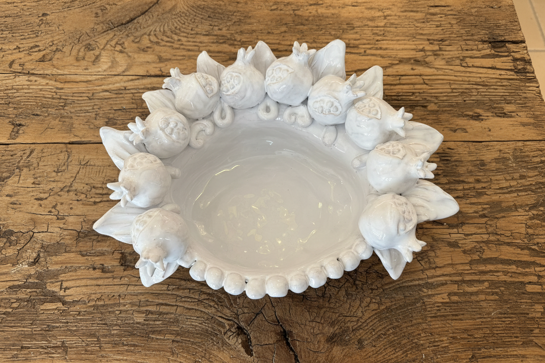 Piatto ceramica su legno rustico
