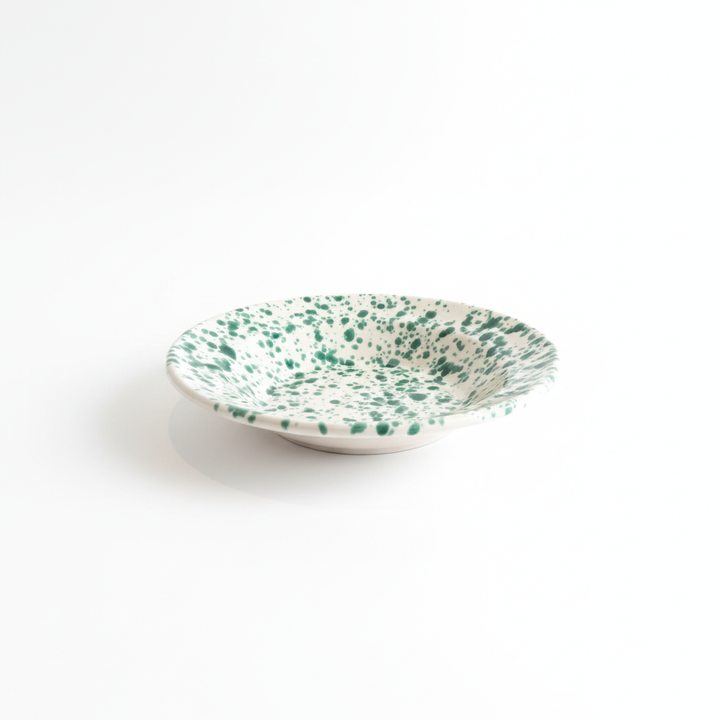 Piatto fondo schizzato verde sfondo bianco