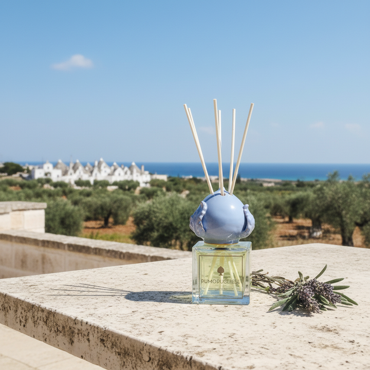 Profumatore Pumo Pugliese Grecale con sfondo pugliese