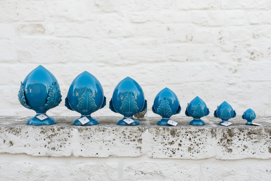 Pumi blu su muretto con fiori