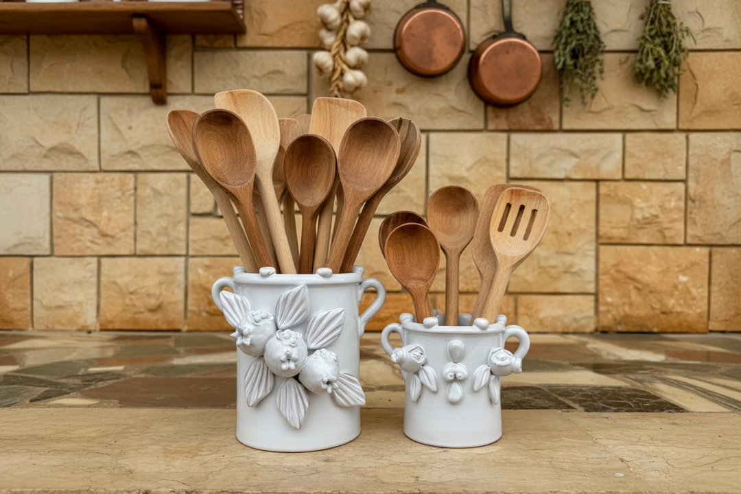 Pumi in cucina con mestoli