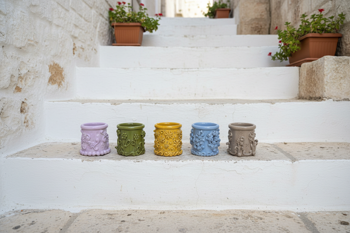 Pumi in fila su scalinata pugliese