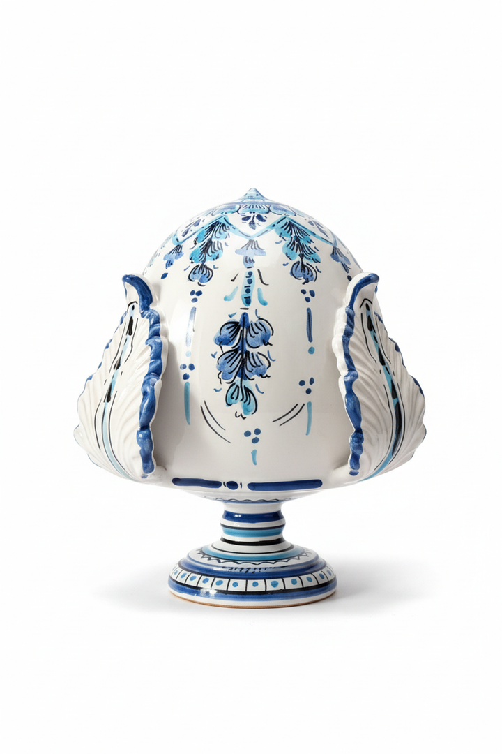 Pumo blu sfondo bianco