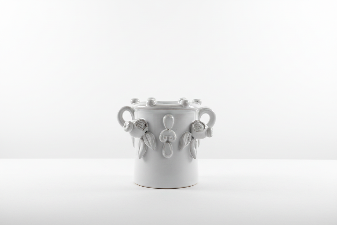 Pumo con motivi floreali sfondo bianco