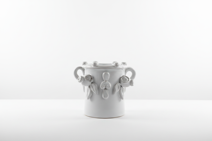 Pumo con motivi floreali sfondo bianco