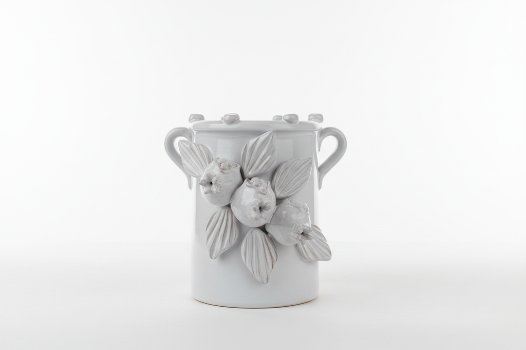 Pumo con uccellini sfondo bianco