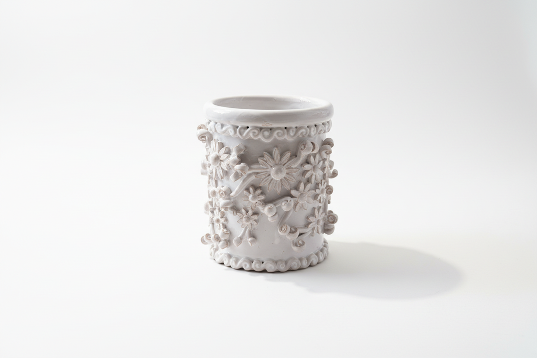 Pumo grande primo piano sfondo bianco