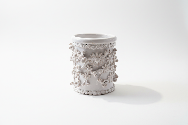 Pumo grande primo piano sfondo bianco