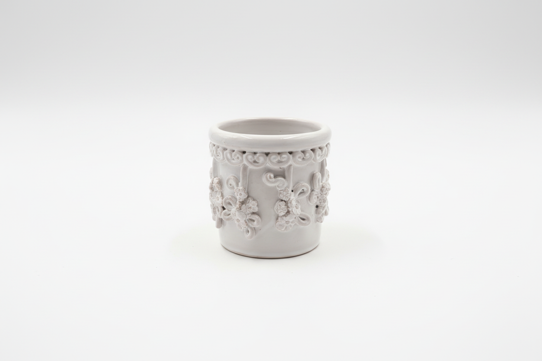 Pumo piccolo primo piano sfondo bianco