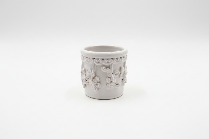 Pumo piccolo primo piano sfondo bianco