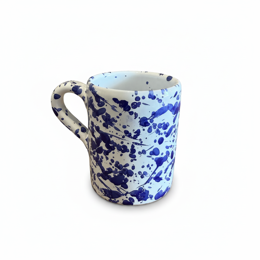 Tazza blu schizzata sfondo bianco