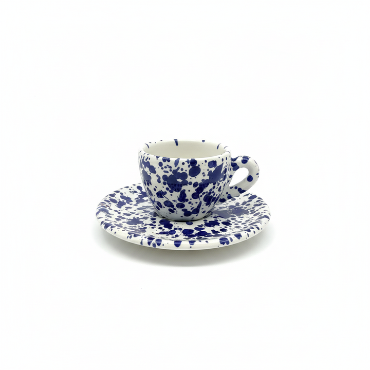 Tazzina espresso blu schizzata sfondo bianco