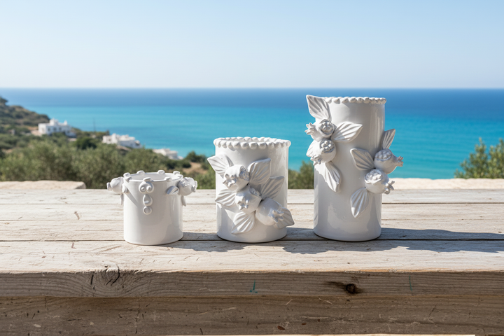 Vasi bianchi con sfondo mare