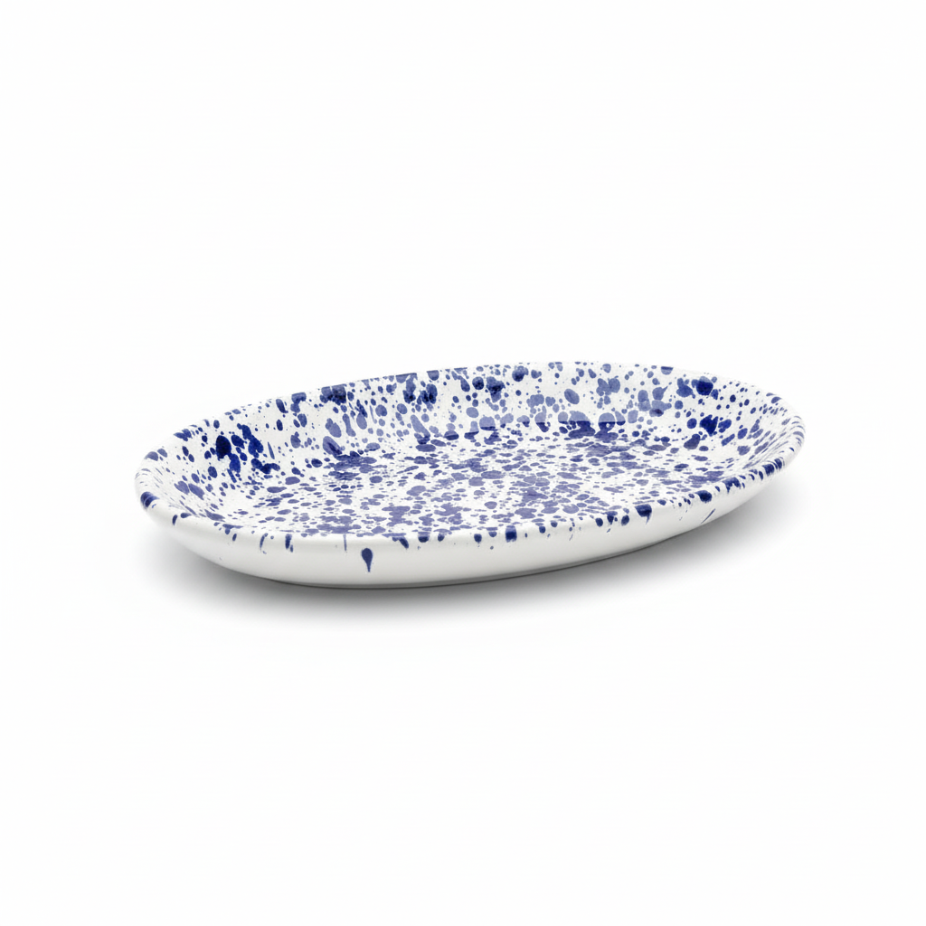 Vassoio ovale ceramica blu schizzato sfondo bianco