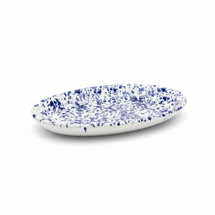 Vassoio ovale ceramica blu schizzato sfondo bianco